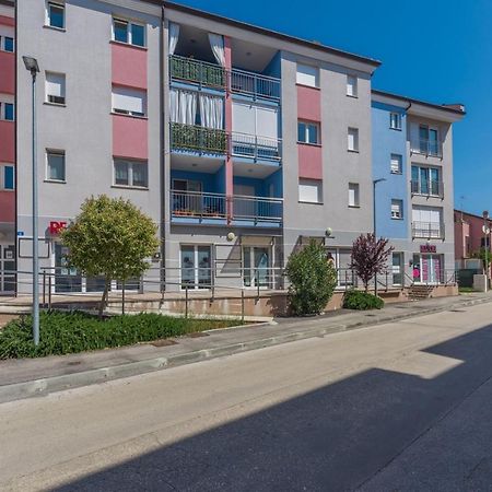Apartment Melarnian Near The Beach In Umag Buitenkant foto