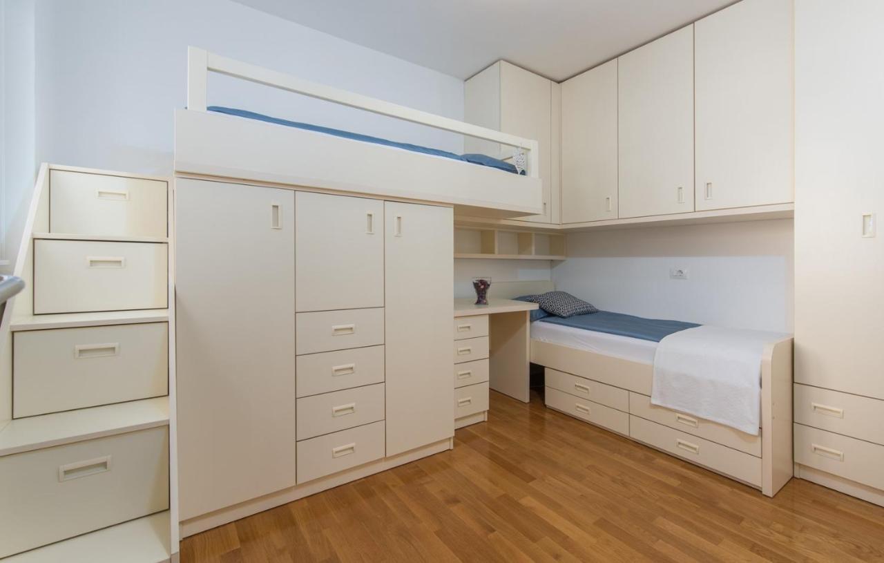 Apartment Melarnian Near The Beach In Umag Buitenkant foto