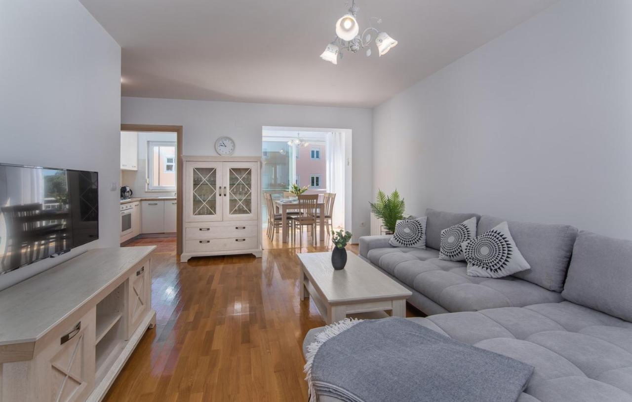 Apartment Melarnian Near The Beach In Umag Buitenkant foto