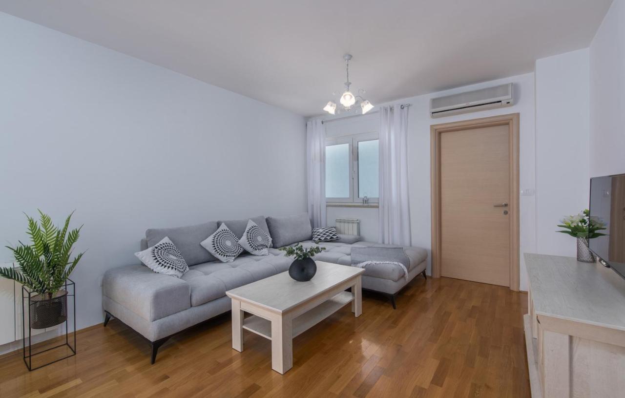 Apartment Melarnian Near The Beach In Umag Buitenkant foto